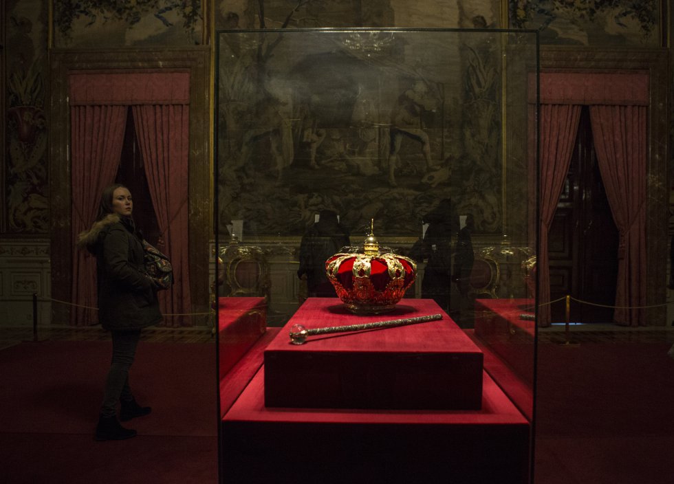 En la Sala de la Corona, se puede ver: la Corona, que procede del reinado de Carlos III y el Cetro que data del reinado de Carlos II. Tanto la Corona como el Cetro ostentan un importante carácter ceremonial y simbólico, y se utilizaron en la proclamación de el rey Felipe VI.