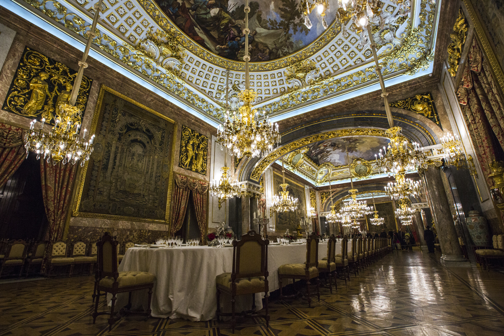 Comedor de Gala, en tiempo de Carlos III, formaba parte del denominado Cuarto de la Reina. Durante el reinado de Alfonso XII, las tres habitaciones se unieron para formar el nuevo Comedor de Gala, que se inauguró el 29 de noviembre de 1879.