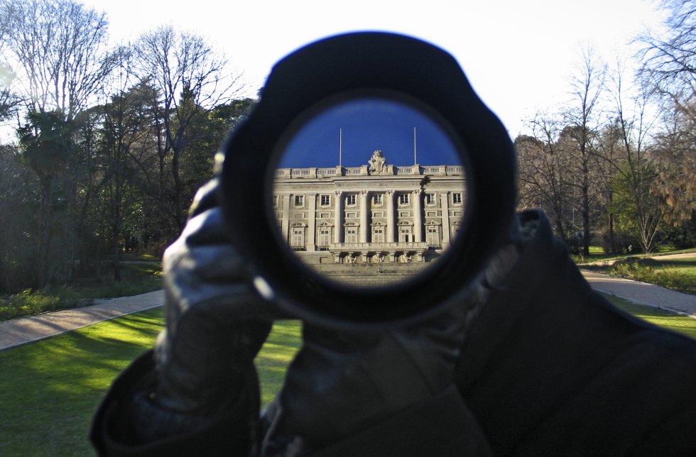 El Palacio Real de Madrid es considerado como la mansión regia que goza del enclave urbano más prominente de Europa. Rodeado de los jardines de Sabatini, del Campo del Moro y la plaza de Oriente mas de un millón de personas han recorrido sus instalaciones. En la imagen, un turista fotografía la fachada del Palacio Real de Madrid desde los jardines del Campo del Moro.