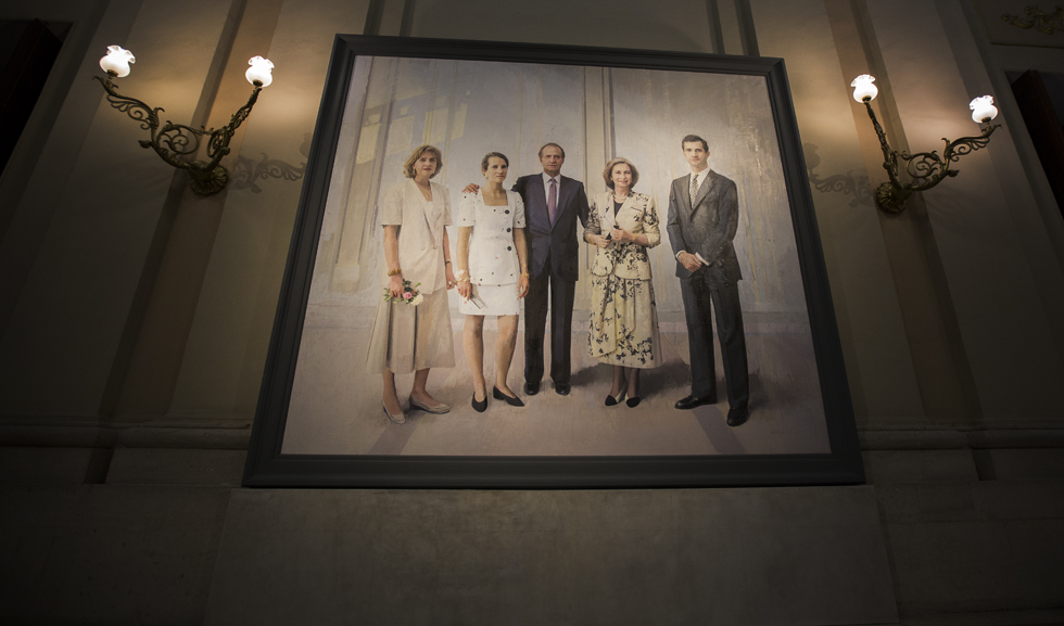 Retrato de la Familia Real, realizado por Antonio López entre 1994-2014. El lienzo tiene unas dimensiones de 3x3,39 metros y en él aparece centrado Don Juan Carlos con Doña Sofía a su izquierda, un jovencísimo príncipe Felipe, hoy convertido en el rey Felipe VI. En el otro extremo, junto a su padre, las infantas Elena y Cristina.