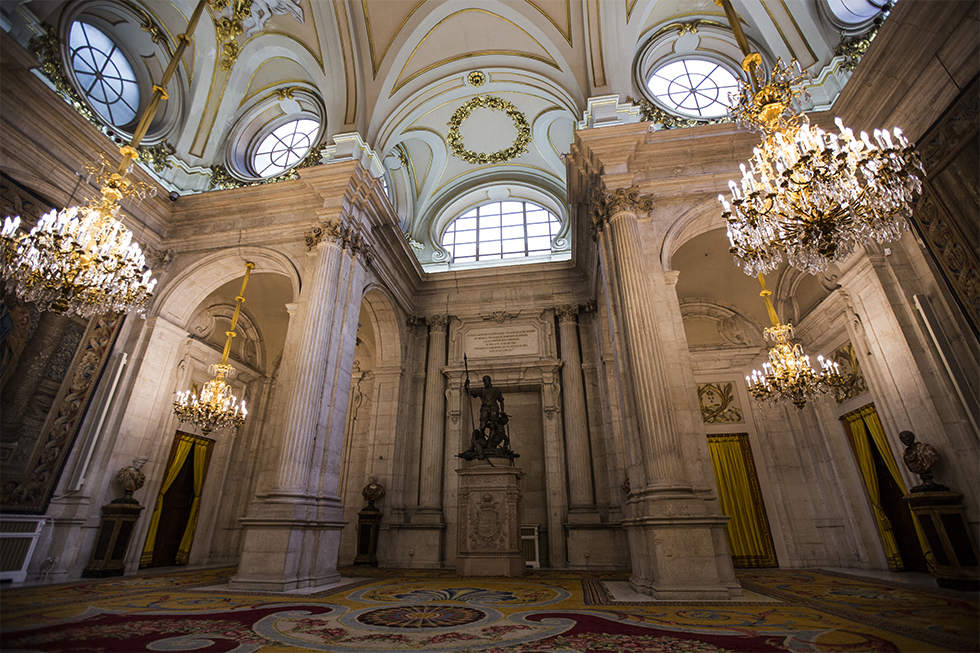 Salón de Columnas. En este salón se han celebrado importantes ceremonias de Estado, entre ellas, el 18 de junio de 2014, la firma de abdicación del rey Juan Carlos I. Al fondo, la escultura de Carlos I dominando al furor, realizada por Barbedienne.