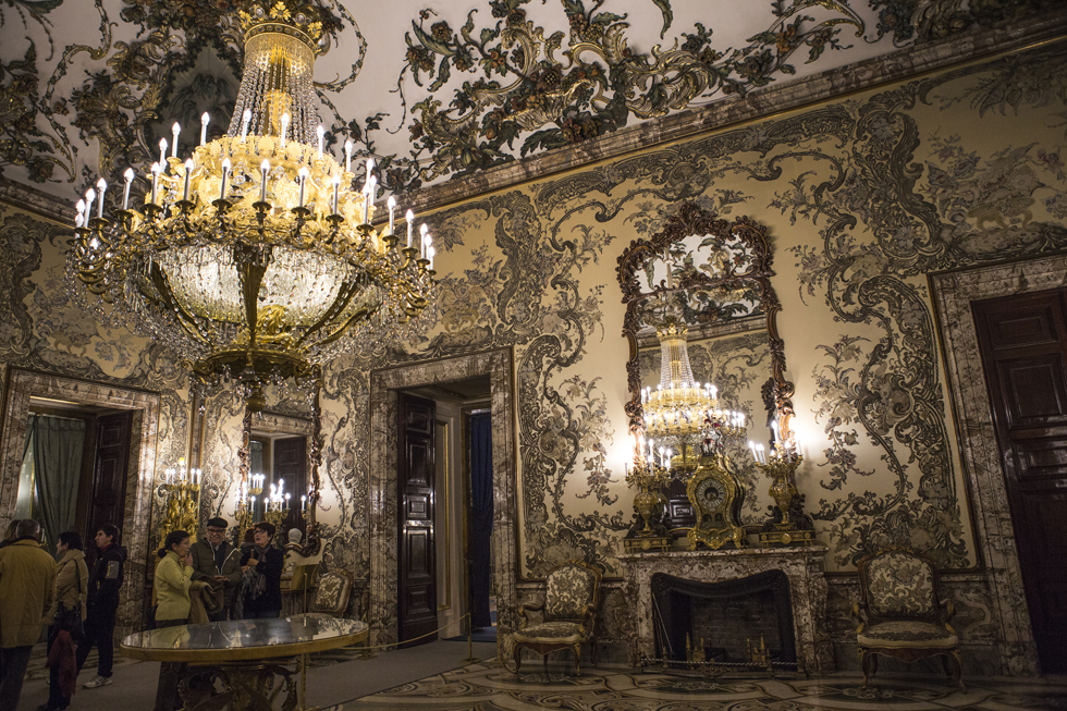 Salón de Gasparini, fue realizado durante el reinado de Carlos III y está considerado uno de los más hermosos salones del palacio. Destaca el reloj situado sobre la chimenea, obra de Pierre Jacquet Droz, con autómatas que bailan cuando, al dar las horas, un pastor sentado toca la flauta.